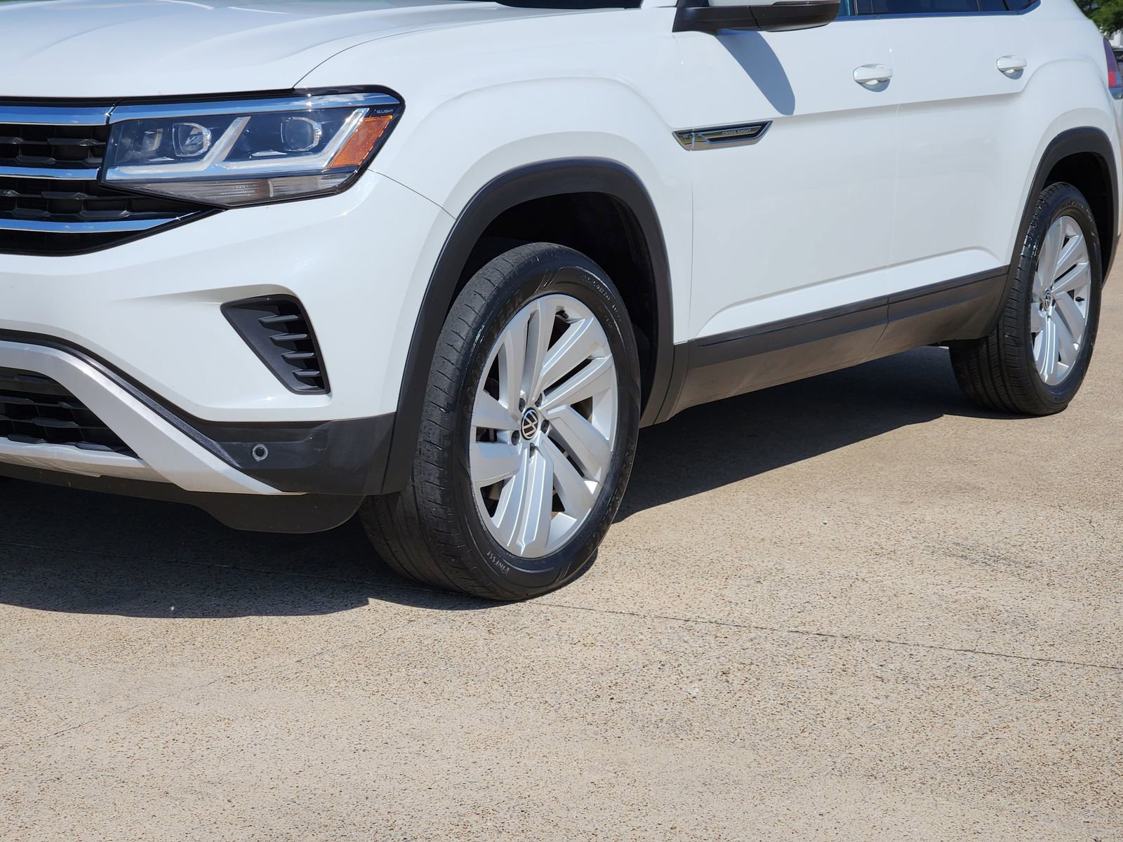 Used 2022 Volkswagen Atlas Cross Sport SE FWD image 12