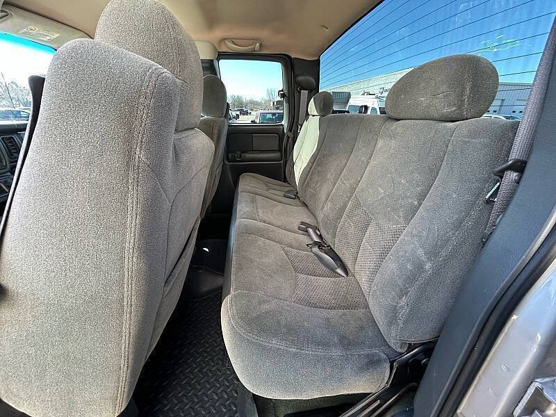 Used 2004 Chevrolet Silverado 3500 4x4 Extended Cab w/ Heavy-Duty Power Package image 97
