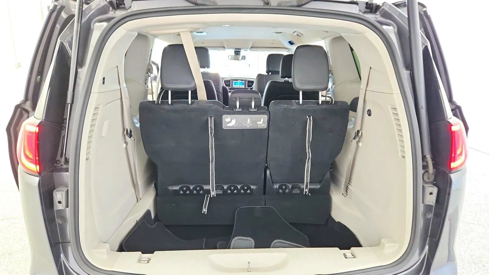 Used 2019 Chrysler Pacifica Touring-L FWD image 39