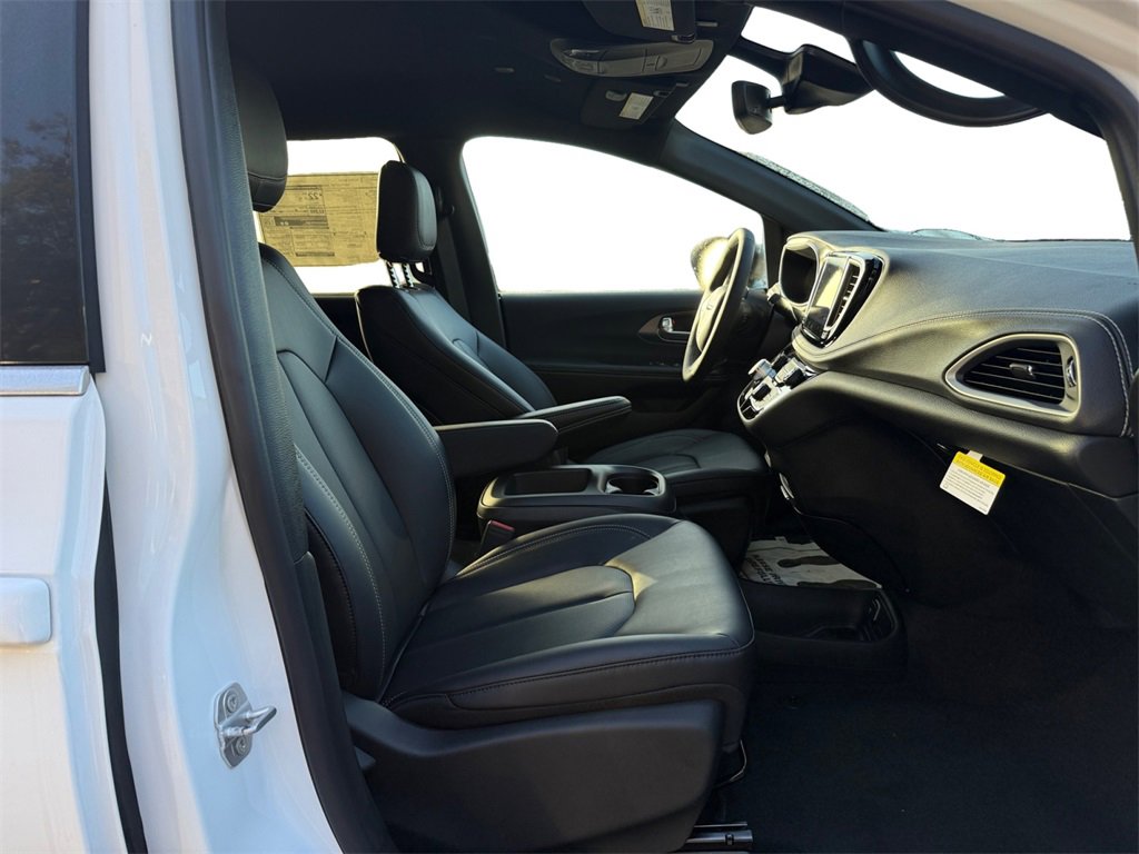 New 2026 Chrysler Pacifica Select image 15