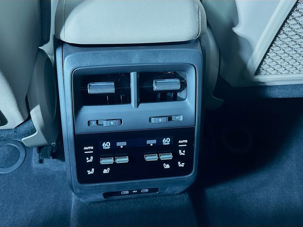 Certified 2025 Porsche Macan Electric image 27