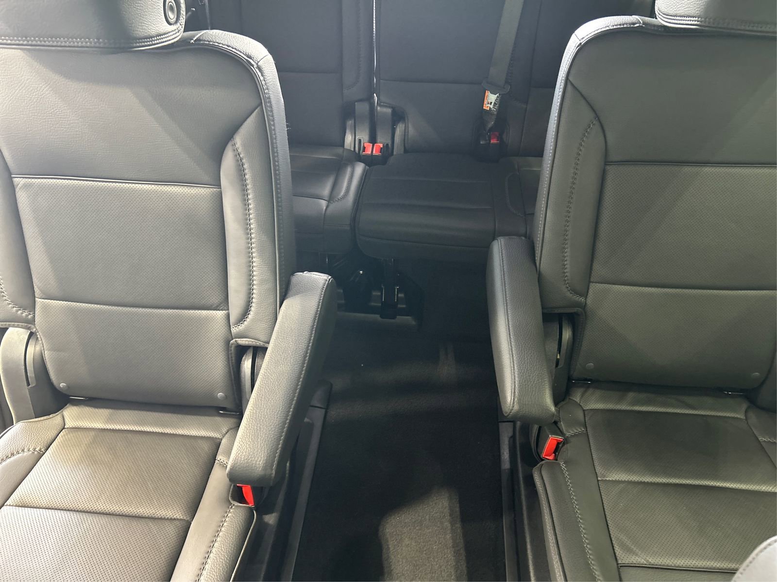 Used 2025 GMC Yukon Denali AWD/4WD image 13