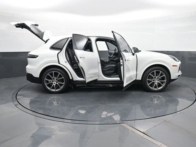 Certified 2022 Porsche Cayenne Platinum Edition image 34