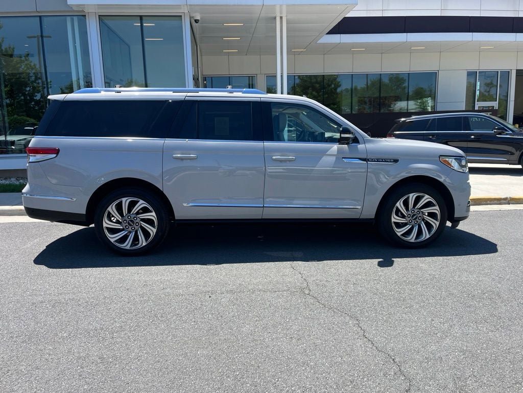 Certified 2023 Lincoln Navigator L Reserve AWD/4WD image 9