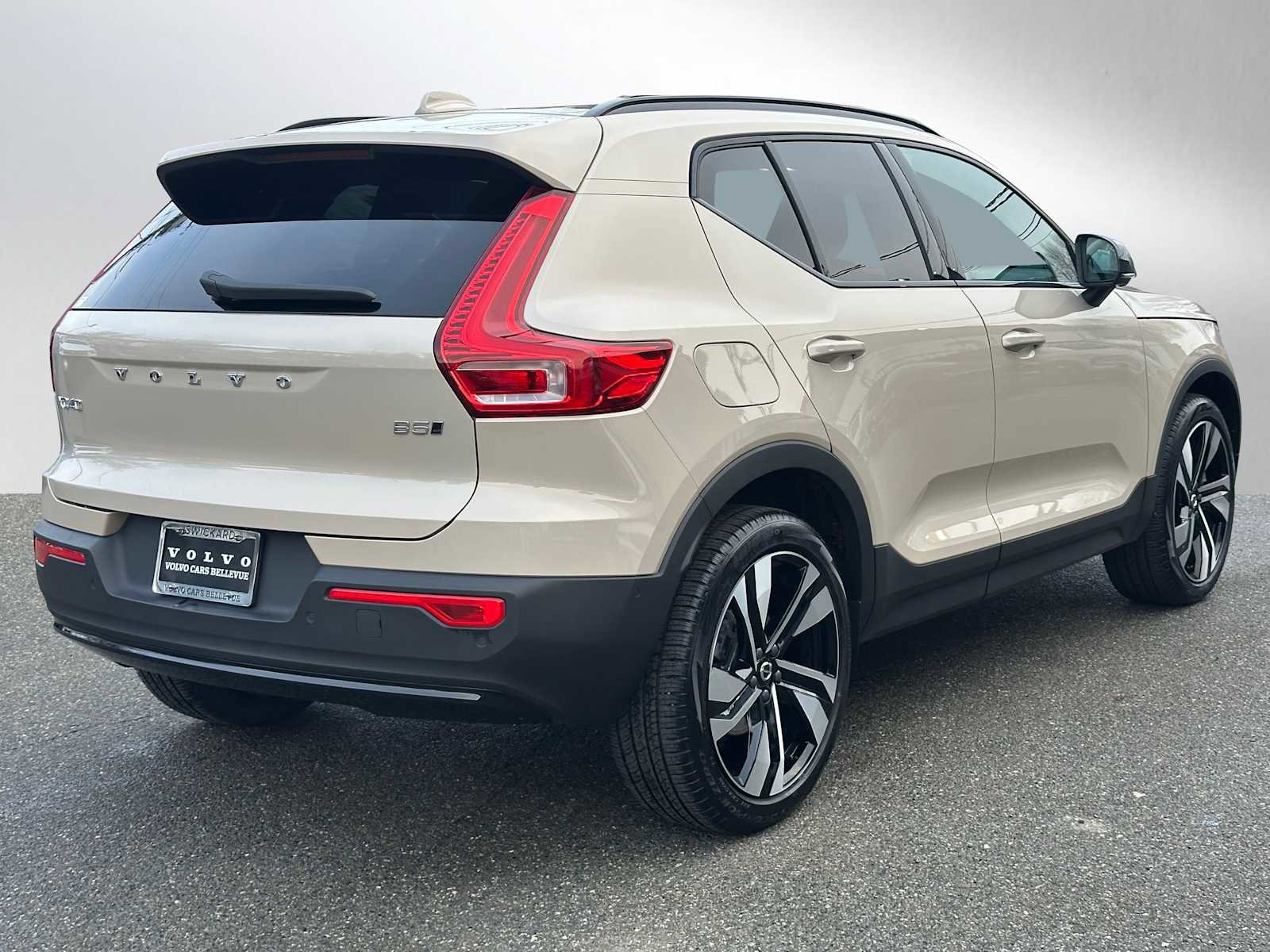 Used 2025 Volvo XC40 B5 Ultra w/ Climate Package image 3