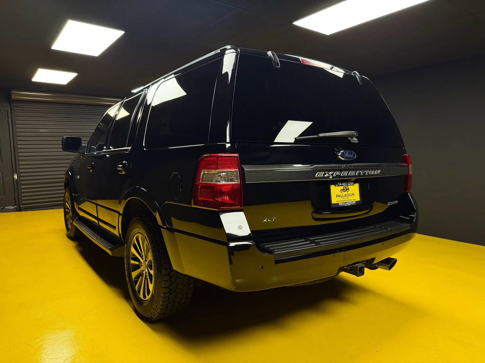 Used 2017 Ford Expedition XLT image 4