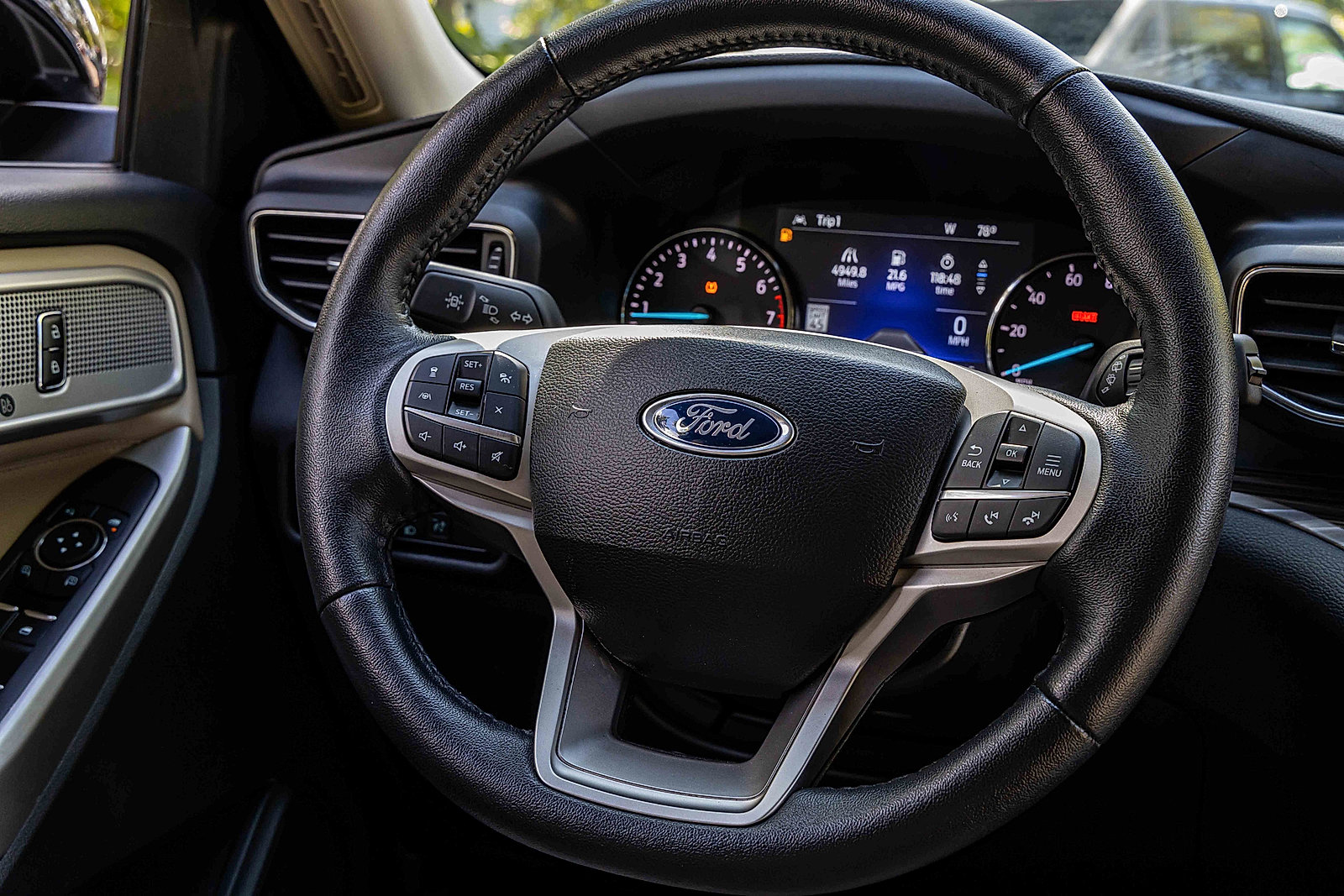 Used 2023 Ford Explorer Limited image 9