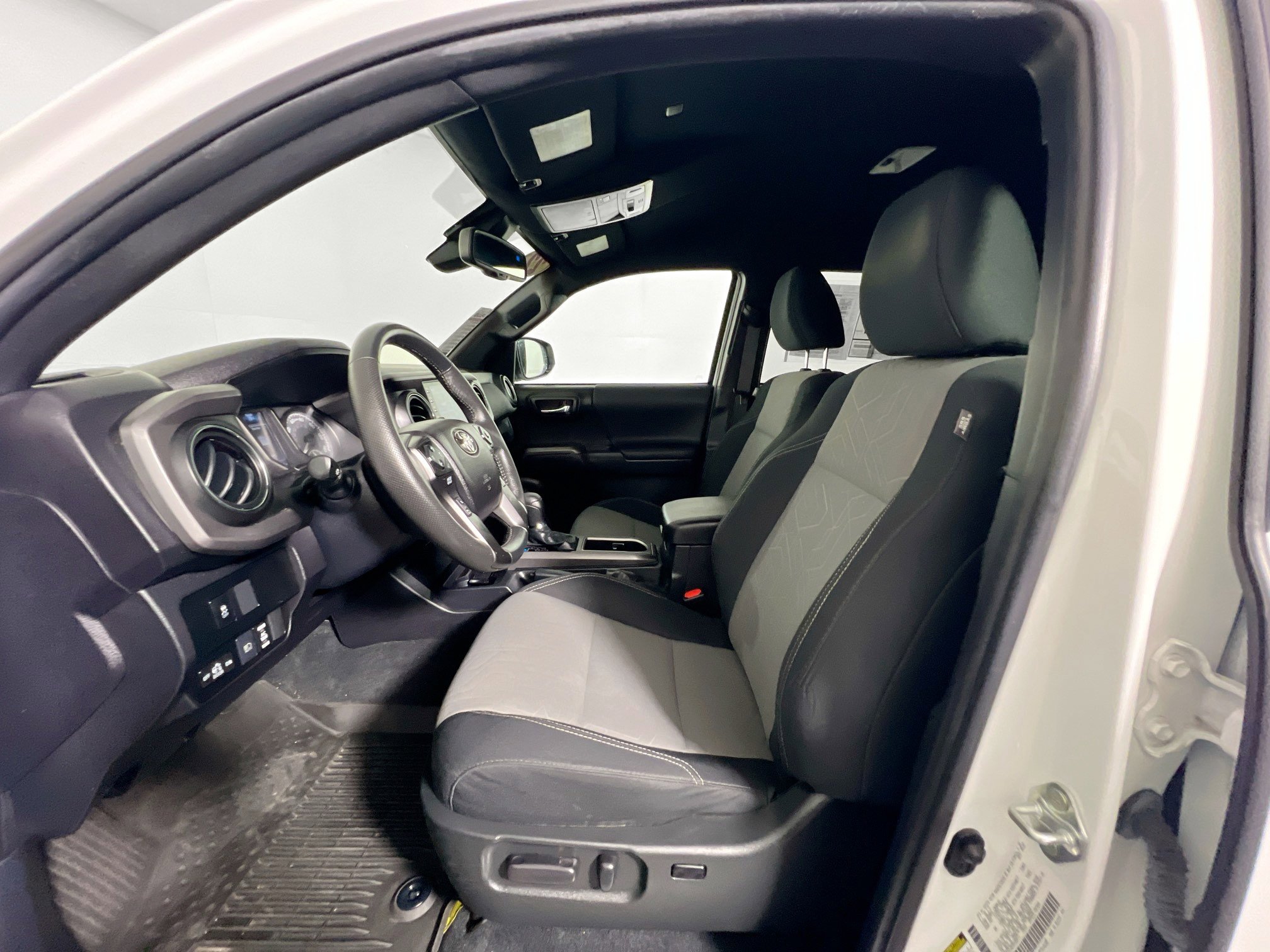 Used 2022 Toyota Tacoma TRD Sport w/ Technology Package RWD image 14