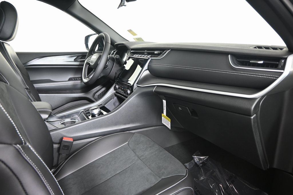 New 2025 Jeep Grand Cherokee Altitude image 14