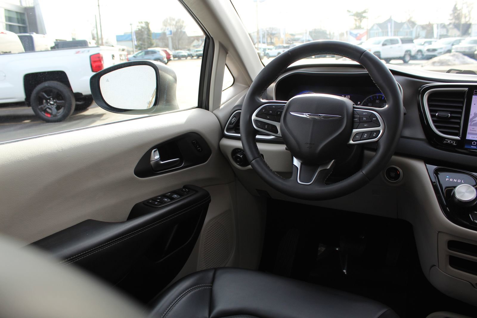 Used 2023 Chrysler Pacifica Touring-L image 9