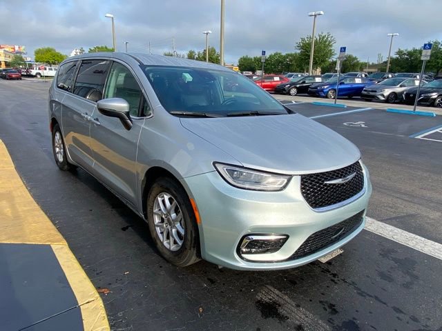 Used 2023 Chrysler Pacifica Touring-L image 2