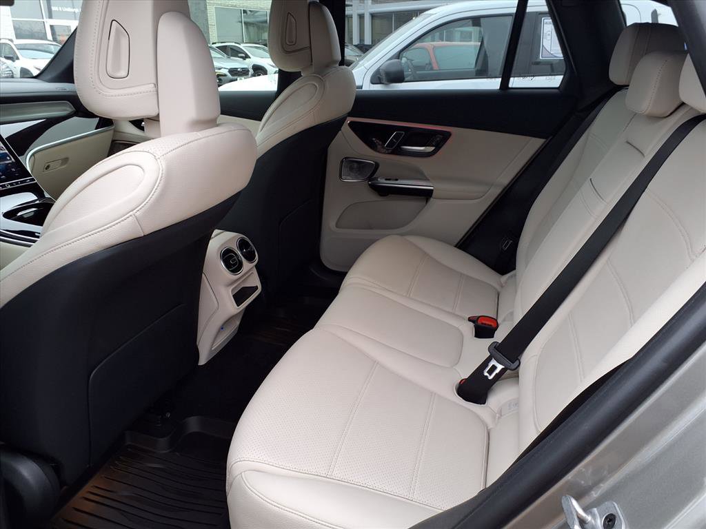 Used 2024 Mercedes-Benz GLC 300 4MATIC image 25