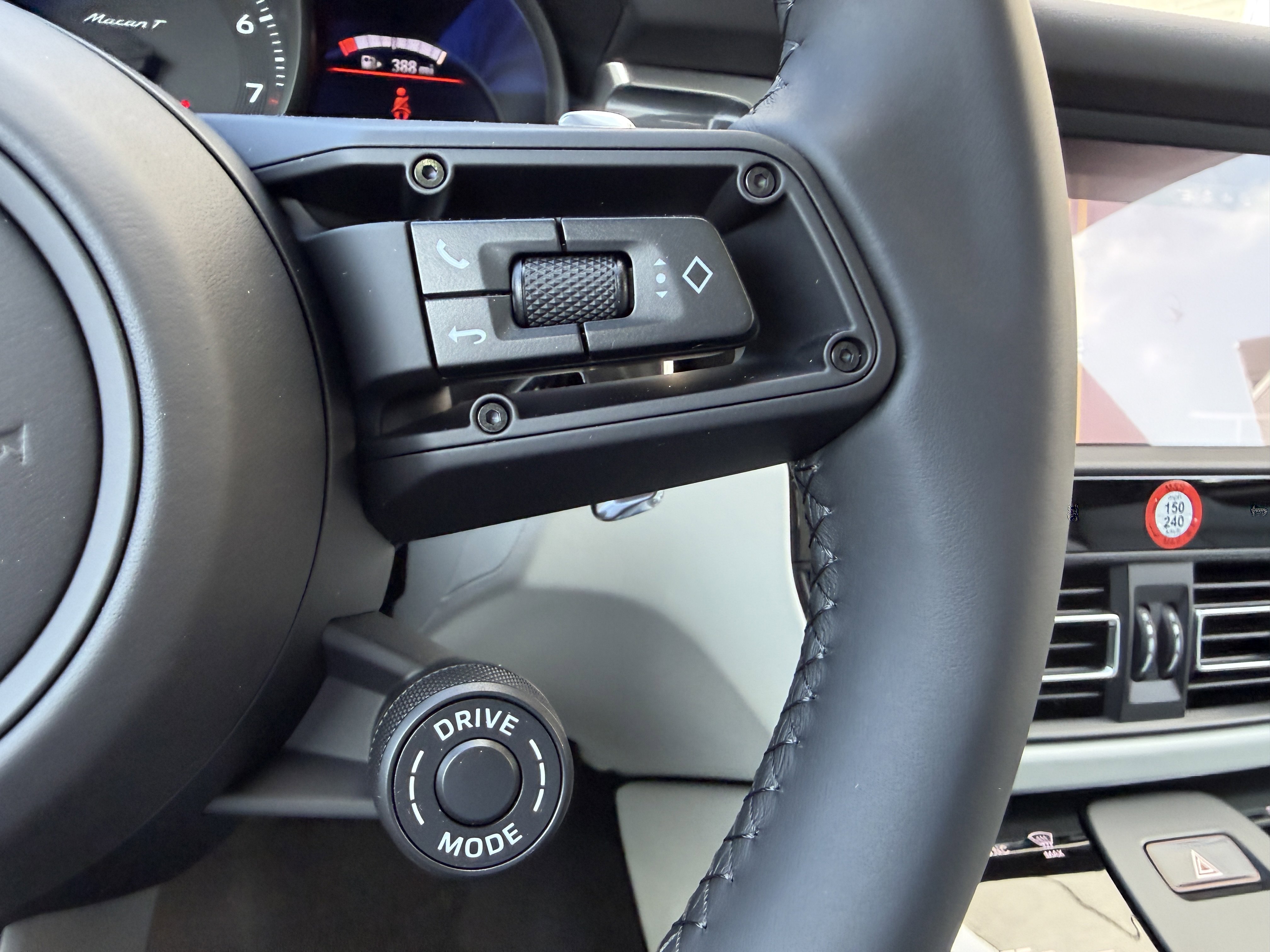 New 2026 Porsche Macan Turbo image 36