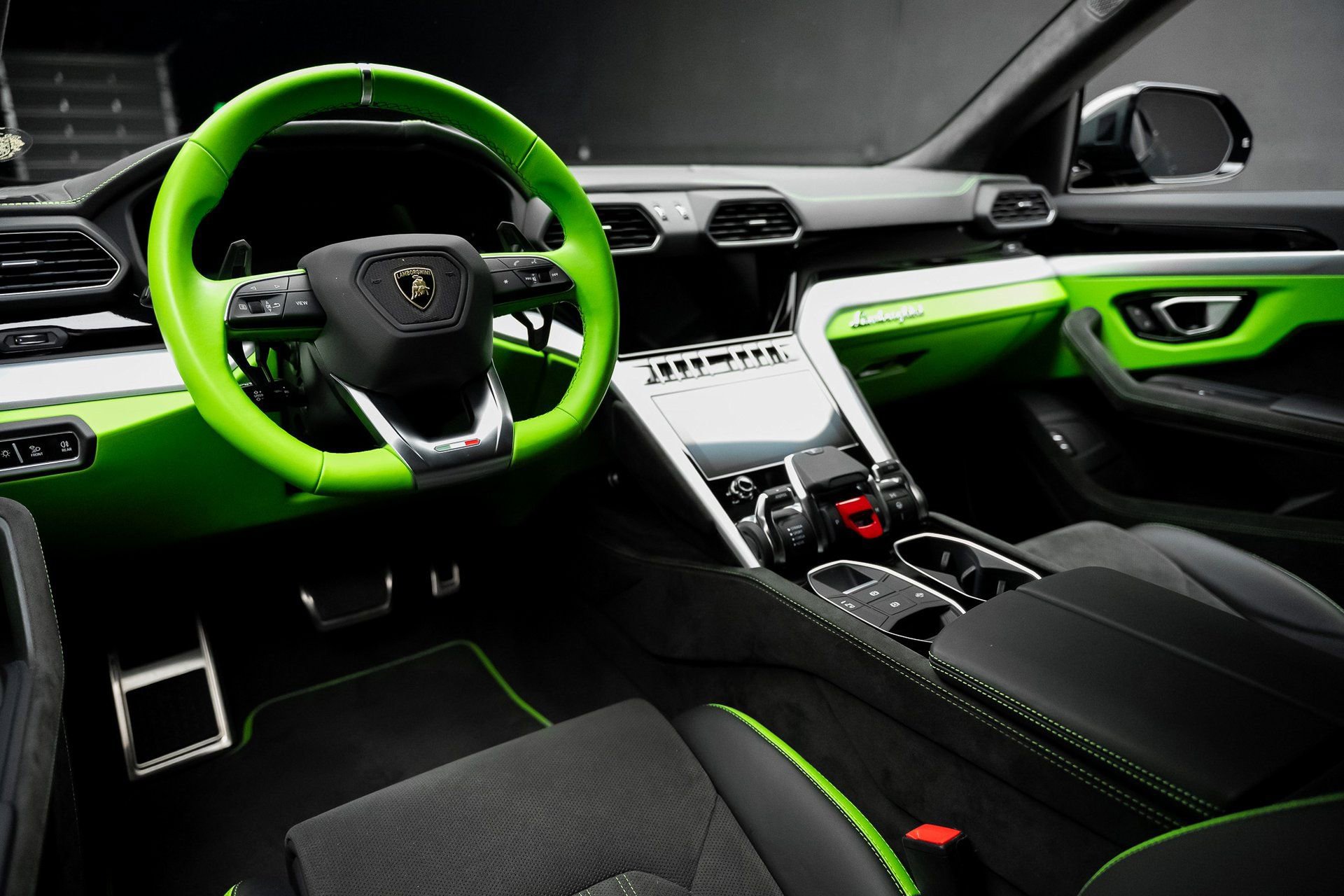 Used 2024 Lamborghini Urus S AWD/4WD image 2