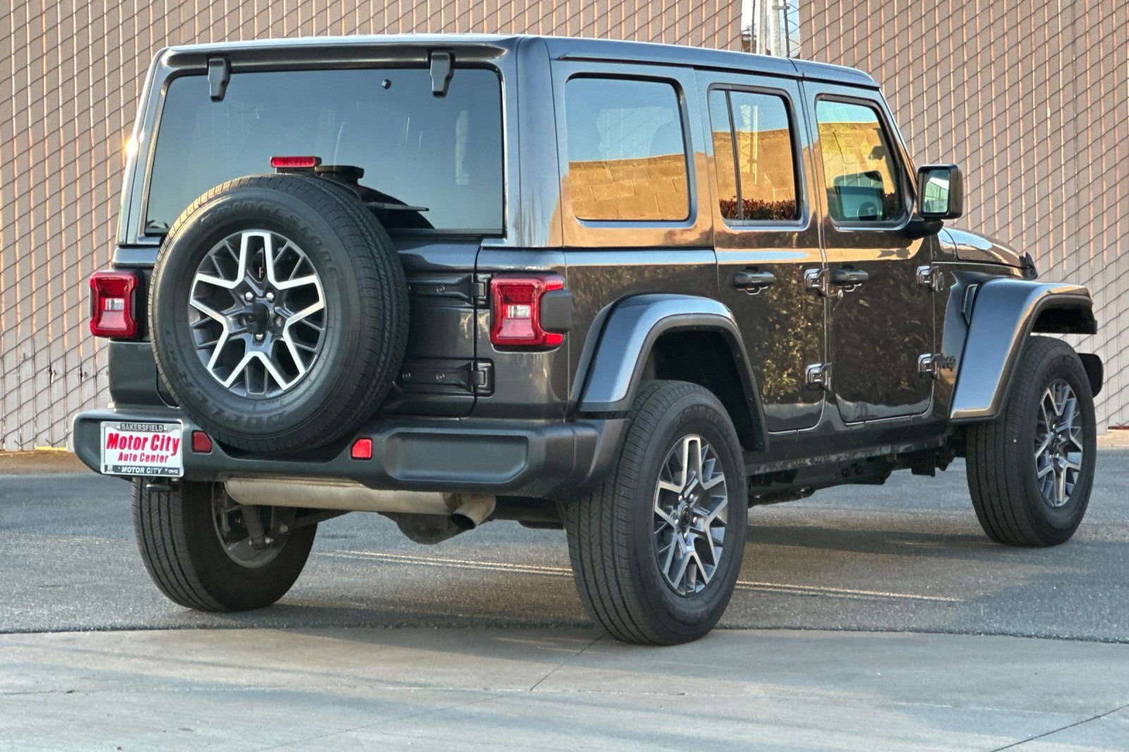 Used 2025 Jeep Wrangler Sahara image 4