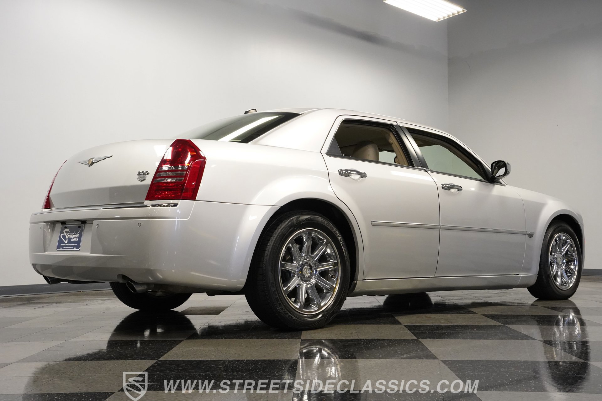 Used 2005 Chrysler 300 C w/ Navigation & Sound Group II image 27