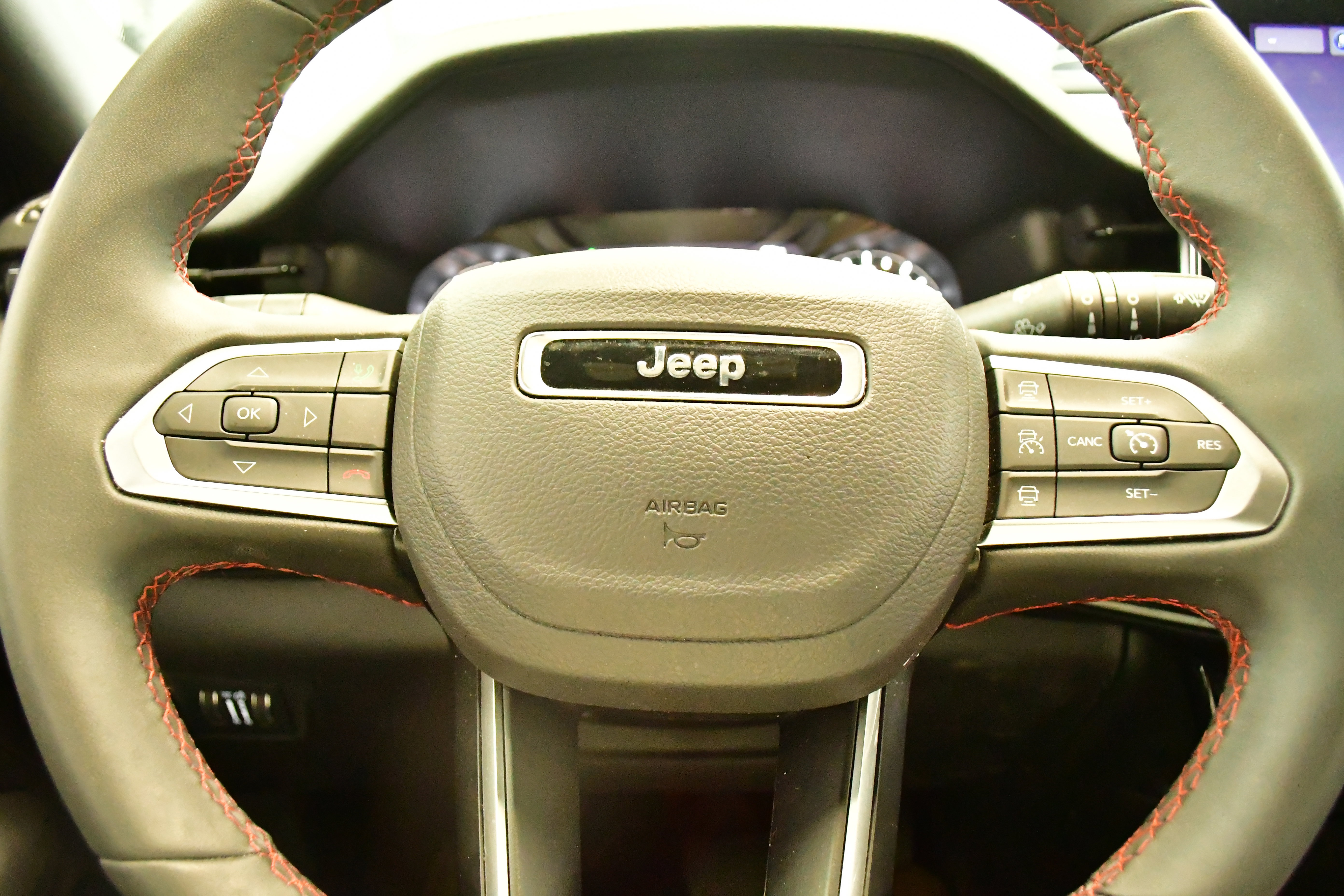 Used 2025 Jeep Compass Trailhawk AWD/4WD image 8
