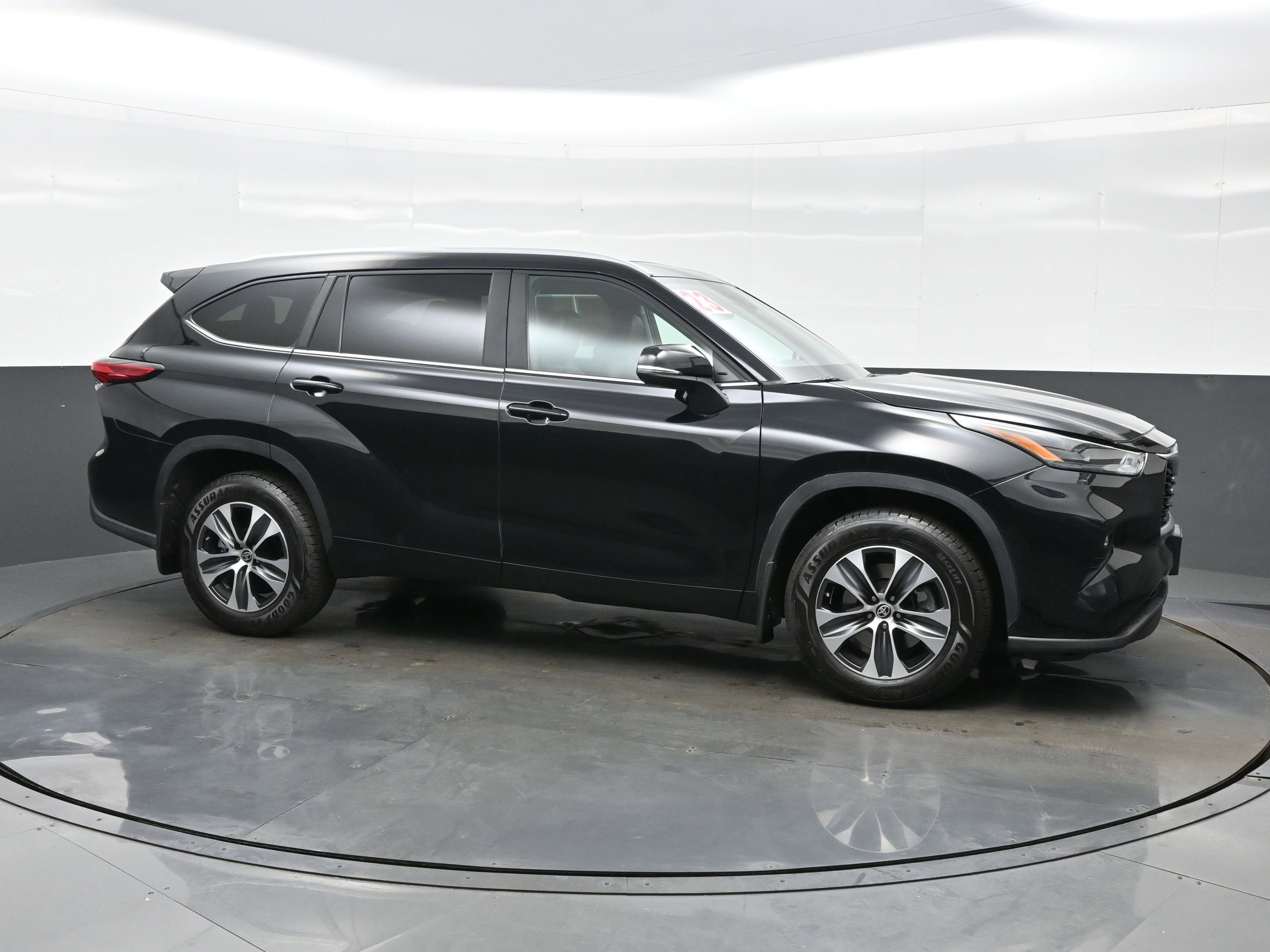 Used 2023 Toyota Highlander XLE AWD/4WD image 7