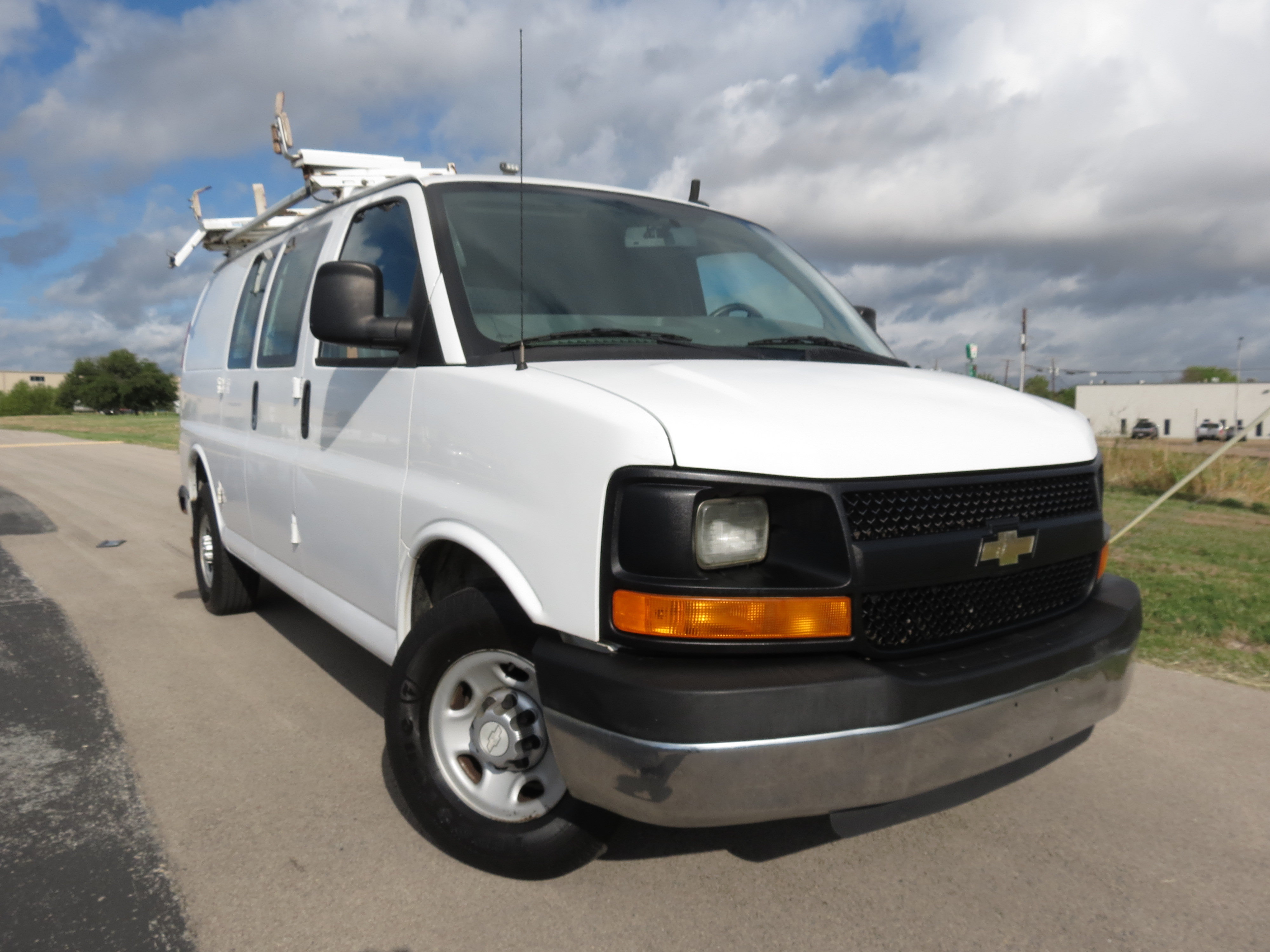 Used 2014 Chevrolet Express 2500 RWD image 2