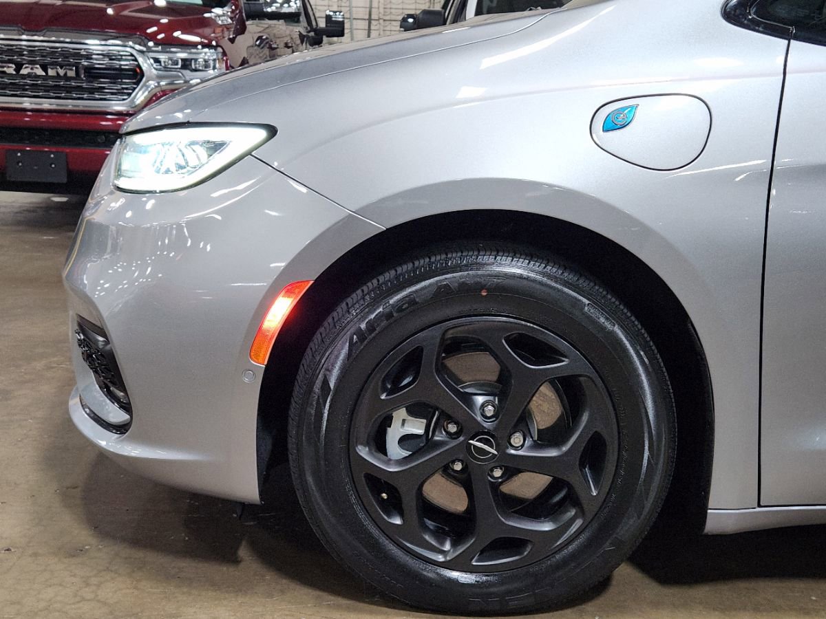 Used 2021 Chrysler Pacifica Touring-L w/ S Appearance Package image 5