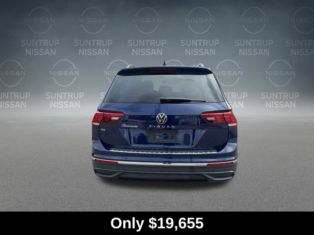 Used 2022 Volkswagen Tiguan SE w/ Panoramic Sunroof Package FWD image 4