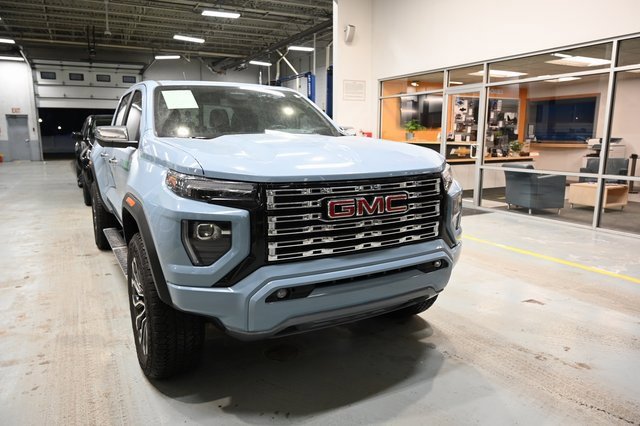 Used 2025 GMC Canyon Denali image 3