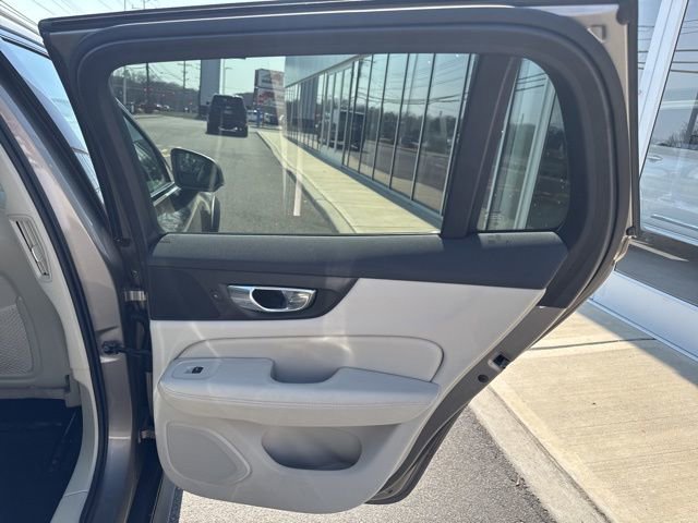 Used 2020 Volvo V60 T5 Cross Country image 12