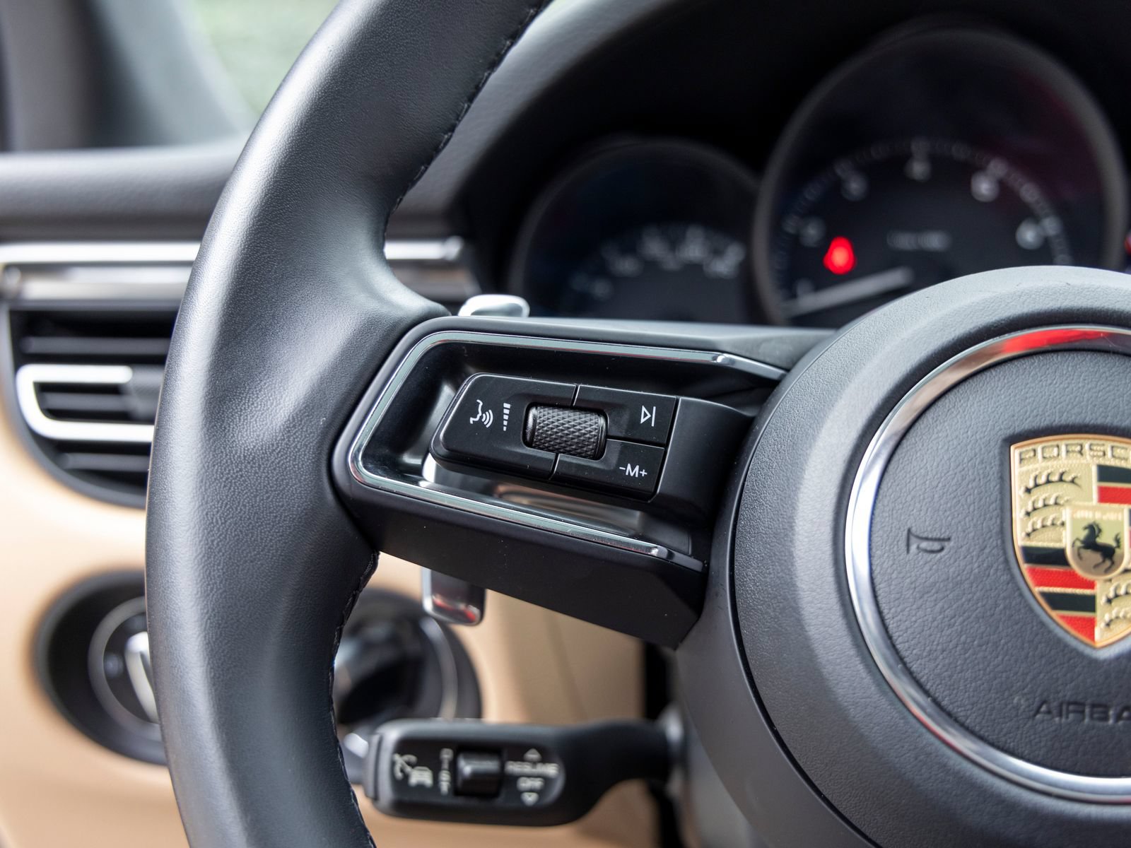 Certified 2023 Porsche Macan AWD/4WD image 36