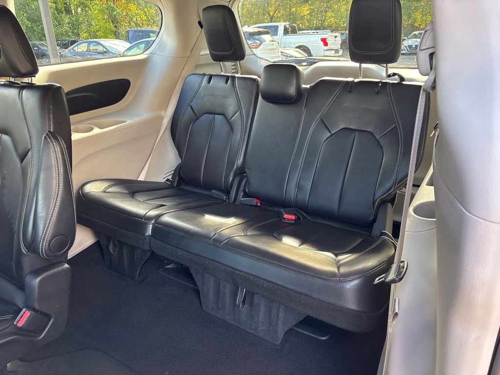 Used 2024 Chrysler Pacifica Touring-L FWD image 16