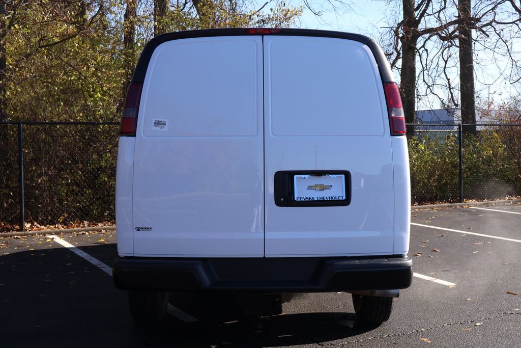Used 2022 Chevrolet Express 3500 w/ Driver Convenience Package image 6