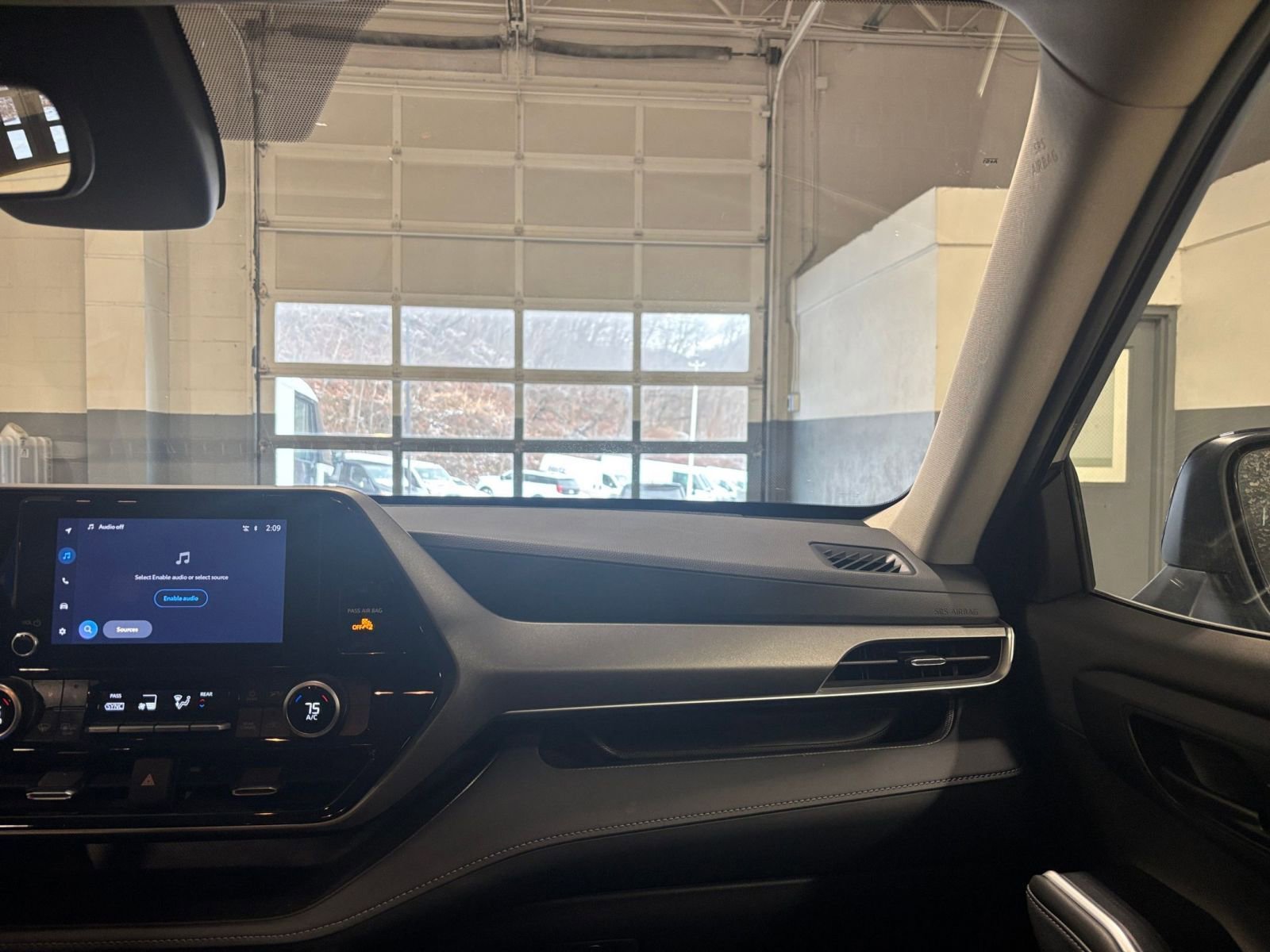 Used 2025 Toyota Highlander LE image 38