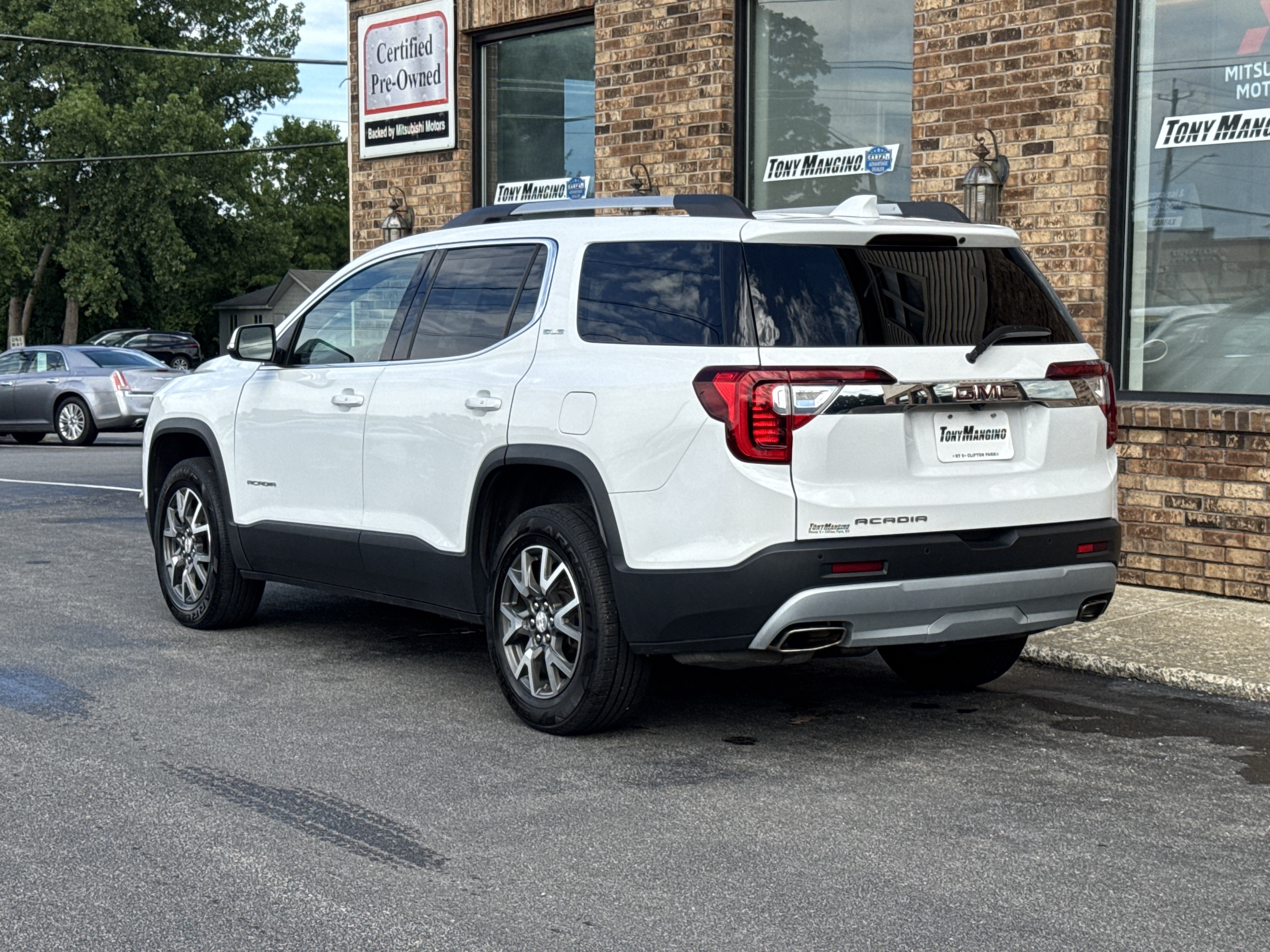 Used 2020 GMC Acadia SLE w/ Driver Convenience Package FWD image 3