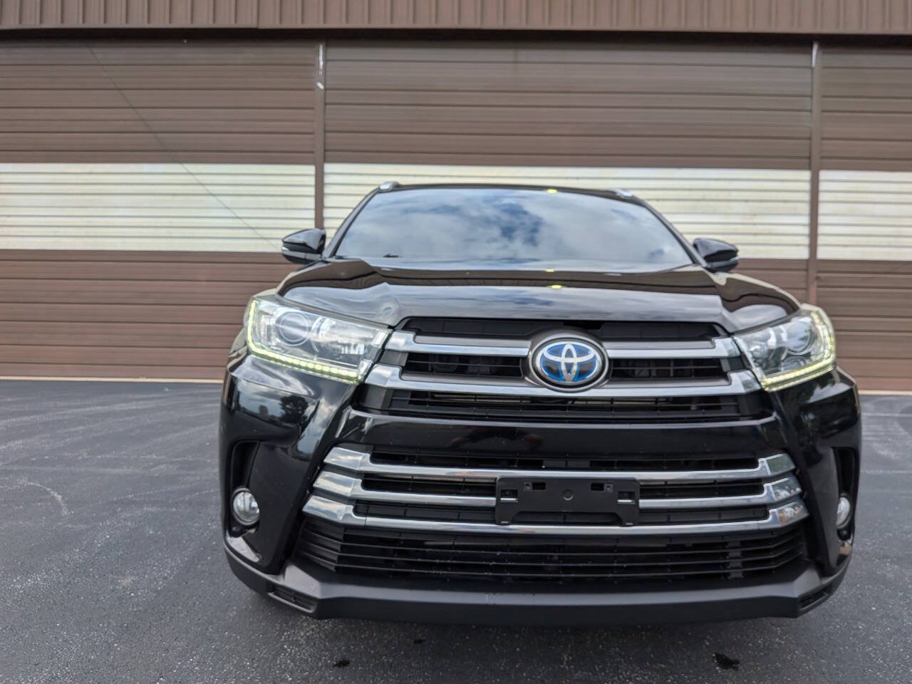 Used 2019 Toyota Highlander XLE AWD/4WD image 3