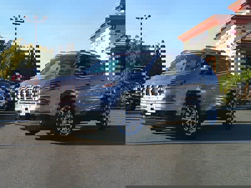 Used 2018 Jeep Cherokee Latitude Plus w/ Comfort/Convenience Group image 1