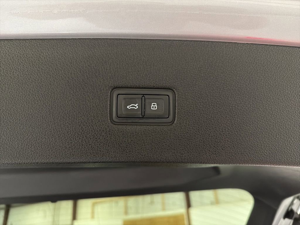 Used 2020 Audi Q8 Prestige w/ Prestige Package image 39