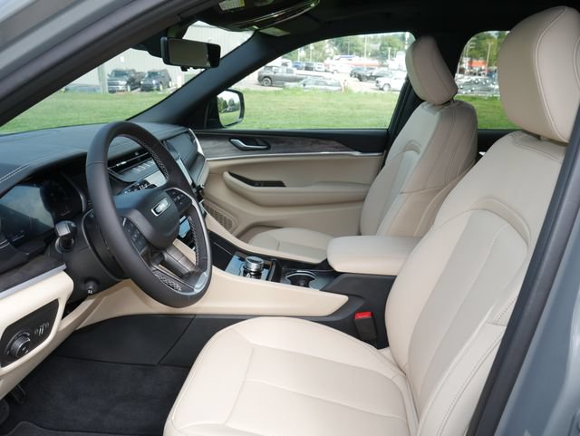 New 2027 Jeep Grand Cherokee Limited AWD/4WD image 2