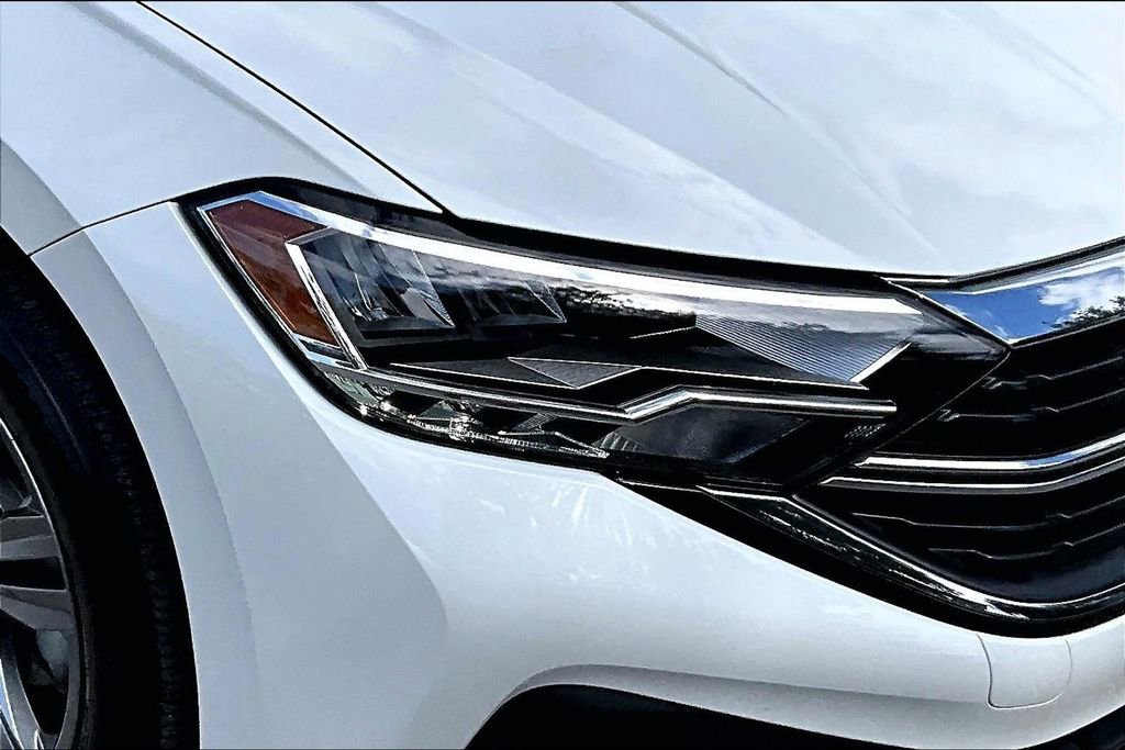 Certified 2023 Volkswagen Jetta SE w/ Panoramic Sunroof Package image 12