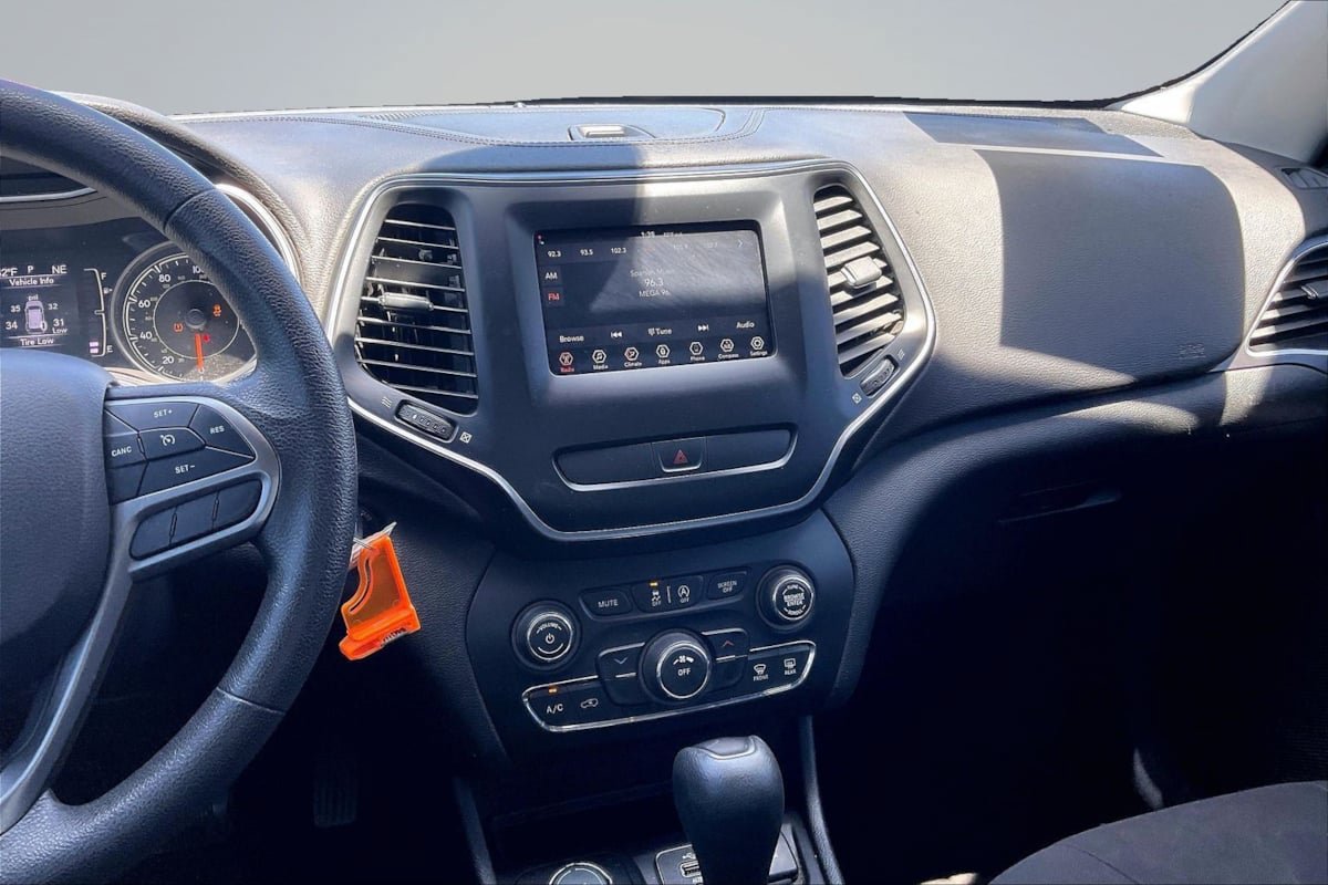 Used 2019 Jeep Cherokee Latitude w/ Popular Appearance Group AWD/4WD image 6