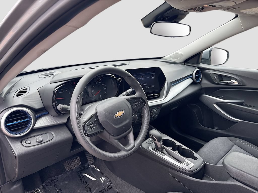 Used 2026 Chevrolet Trax LS w/ LS Convenience Package FWD image 9