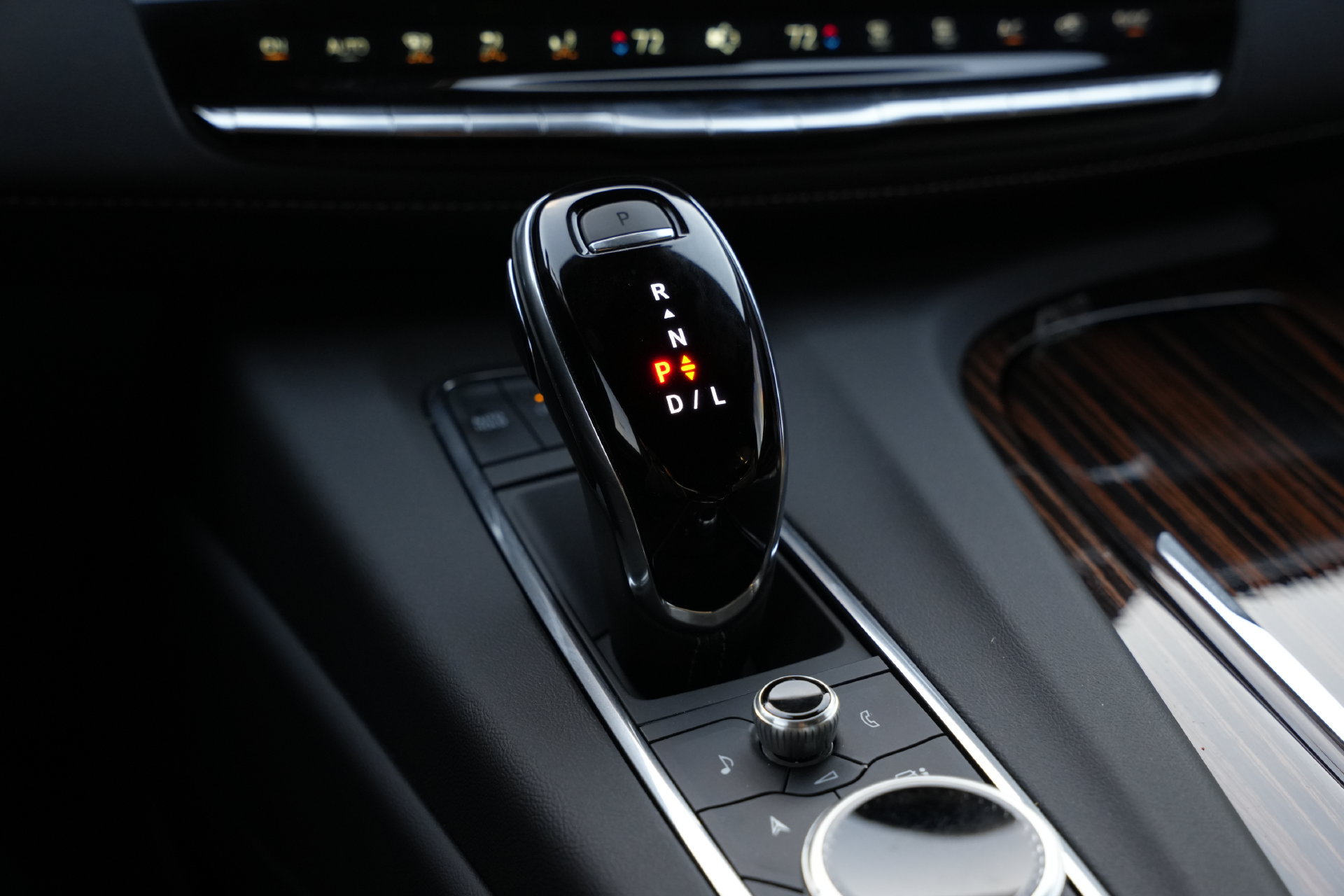 Certified 2024 Cadillac Escalade ESV Premium Luxury w/ Performance Package AWD/4WD image 13