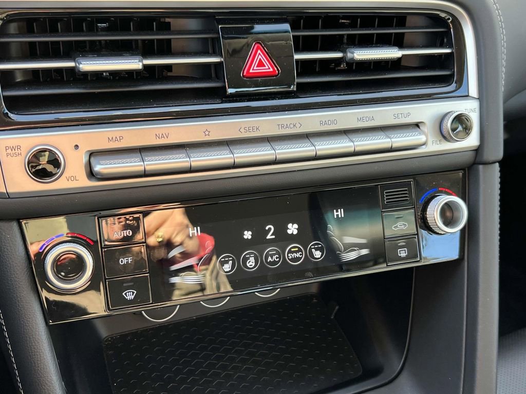 Used 2024 Genesis G70 2.5T image 28