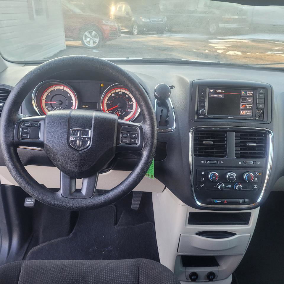 Used 2018 Dodge Grand Caravan SE w/ UConnect Hands-Free Group image 14