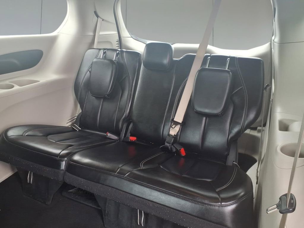 Used 2023 Chrysler Pacifica Touring-L image 29