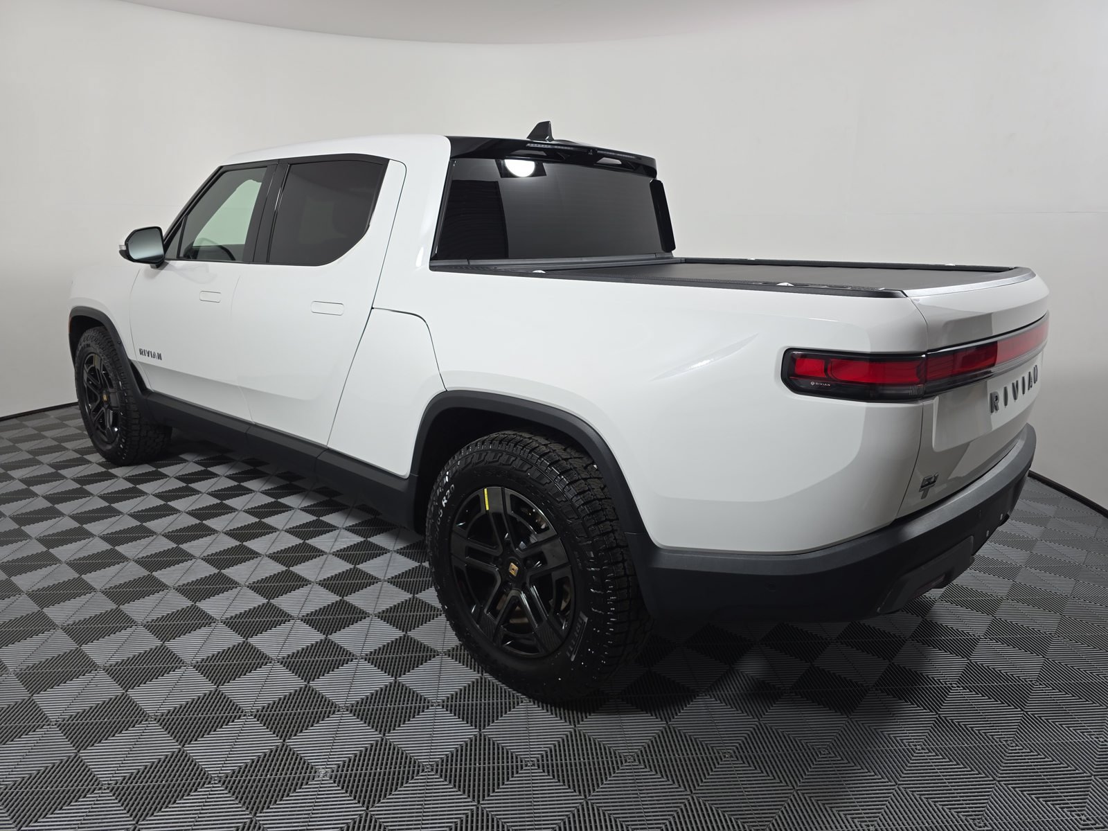 Used 2023 Rivian R1T Adventure Dual AWD/4WD image 3