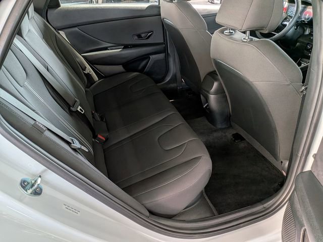 Used 2025 Hyundai Elantra SEL image 32