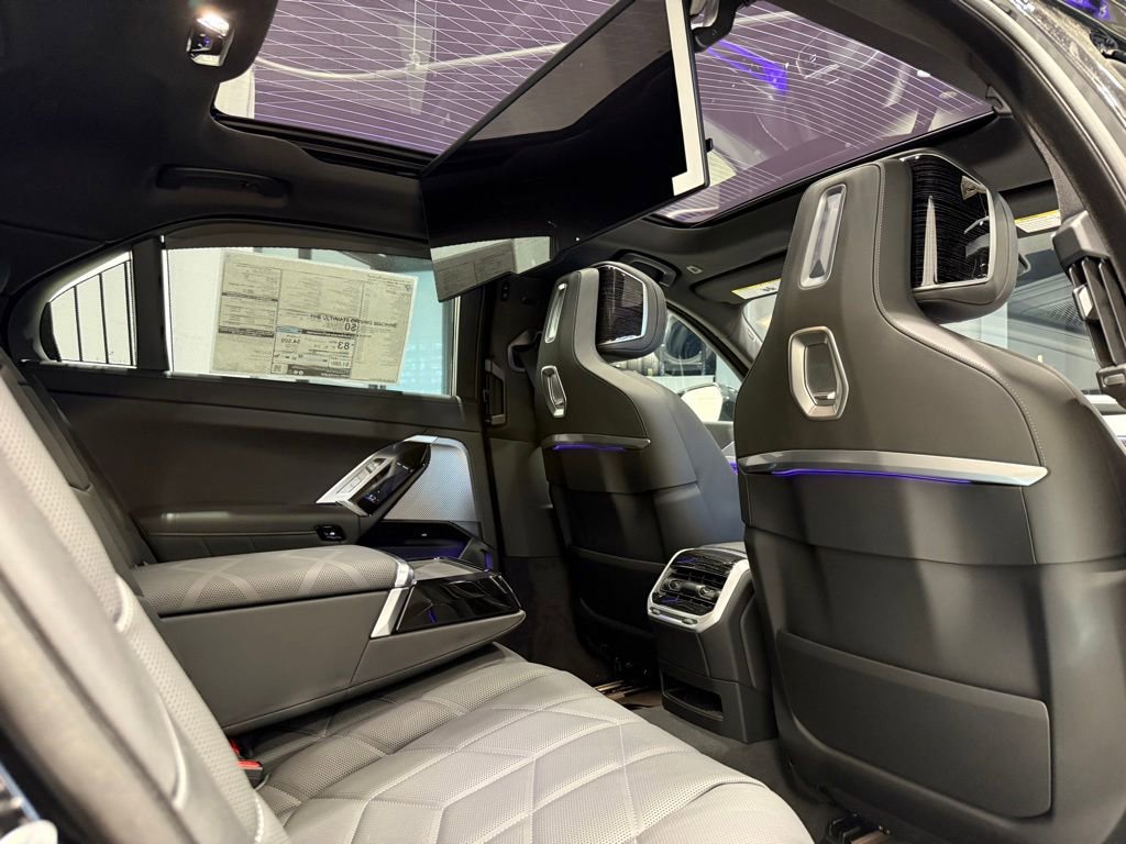 Used 2025 BMW i7 xDrive60 w/ Premium Package image 23