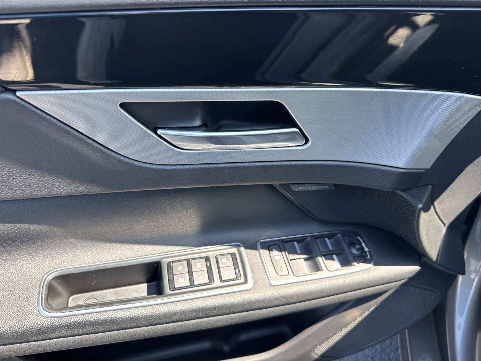 Used 2017 Jaguar XF Premium RWD image 20