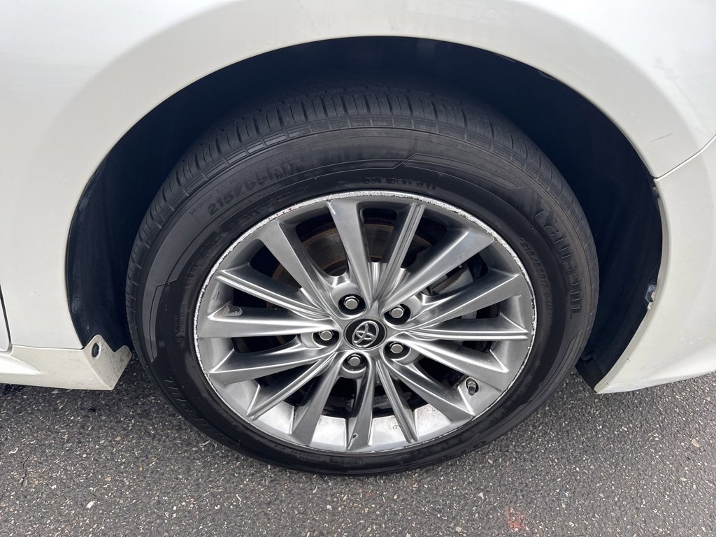 Used 2016 Toyota Avalon Limited image 9