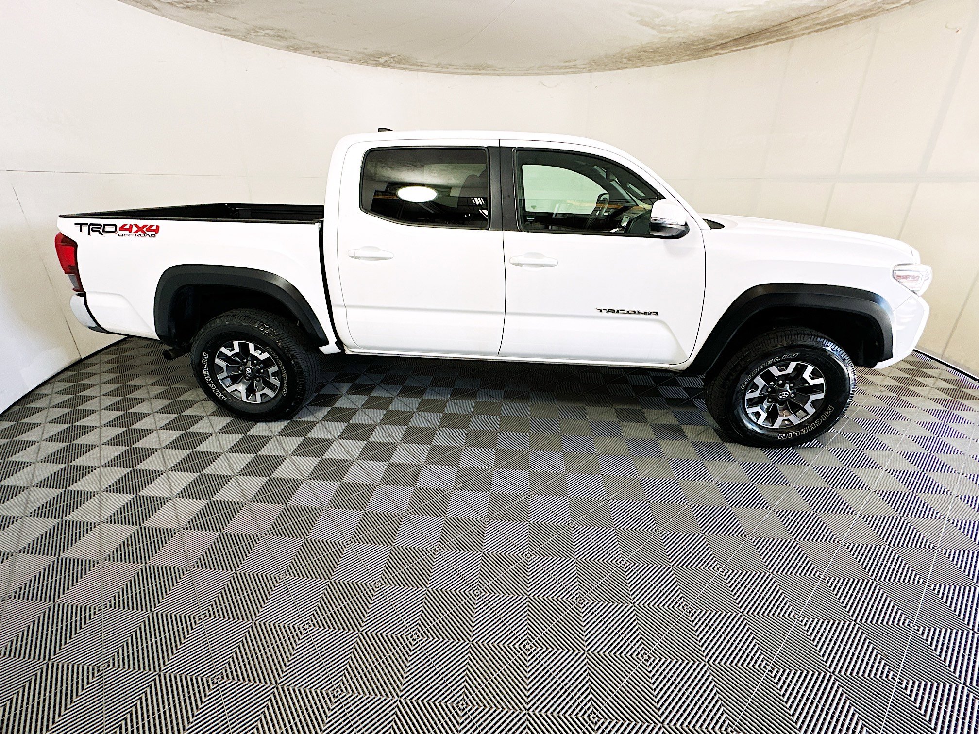 Used 2018 Toyota Tacoma TRD Off-Road AWD/4WD image 2