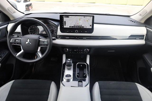 Used 2025 Mitsubishi Outlander AWD image 24